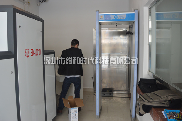 X光<a href=http://www.safechk.com target=_blank class=infotextkey>安检</a>机与液晶屏<a href=http://www.safechk.com target=_blank class=infotextkey>安检</a>门配套使用效果图