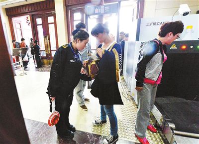 北京两大火车站售票厅昨日启动安检机检测程序[图]