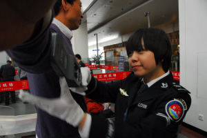 兰州中川机场PD140V金属探测器安检员日均弯腰上千次[图]