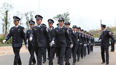 昆明长水机场金属安检门检测人员统一换装[图]