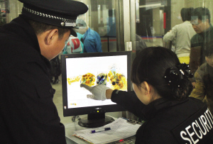 天津机场X光机安检工作者的一天