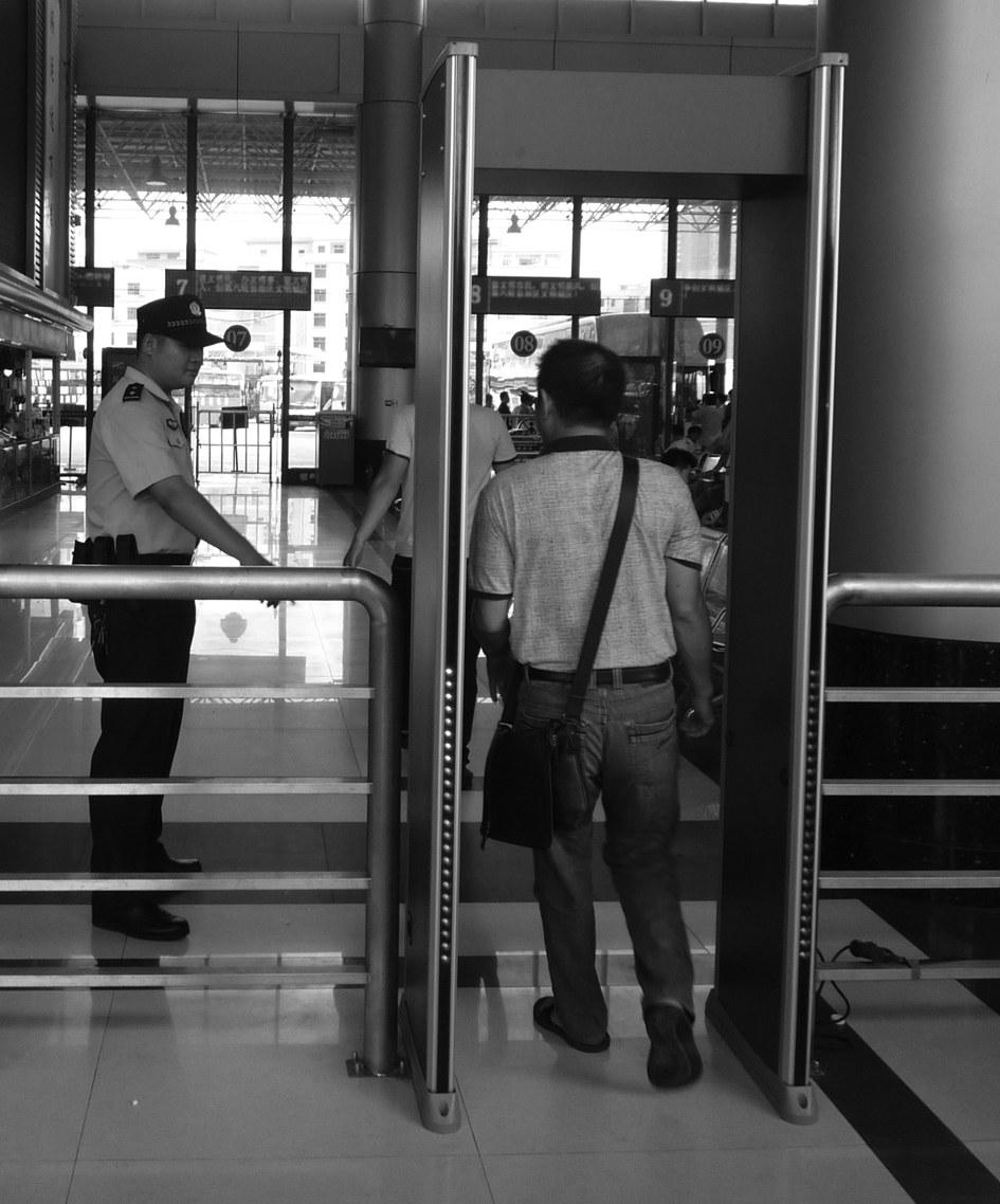 南珠汽车站增设安检门