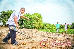 广州村民用金属探测仪挖掘老屋大量古钱币