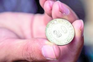 广州村民用金属探测仪挖掘老屋大量古钱币