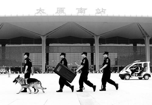 太原火车南站：X光安检机与金属探测仪筑起“安全防护墙”[图]