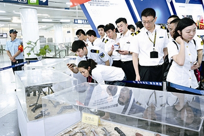 北京地铁采用X光机安检 曾截获菜刀冲锋枪