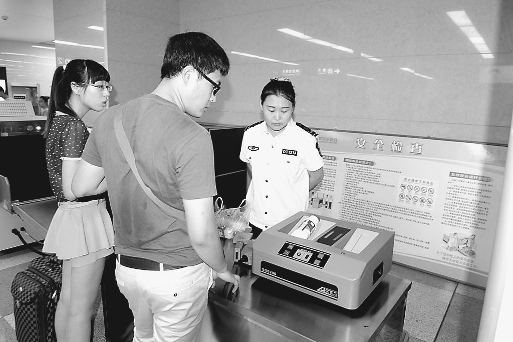 X光安检机扫描逢包必检逢疑必问