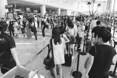 温州机场客流迎来高峰 安检门通道日均多出两三千人 