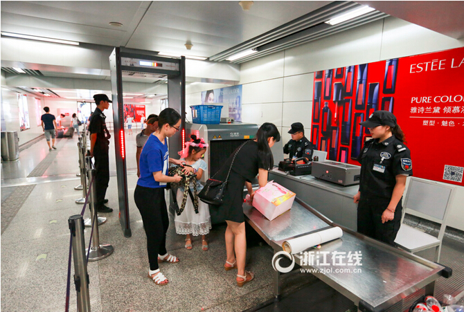 杭州地铁安检升级 乘客需过安检门