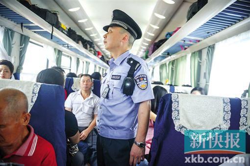 广铁警方安检升级 人人要过安检门和金属探测器扫描