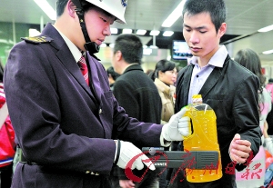 广州地铁安检“加码”：应用手持探测仪