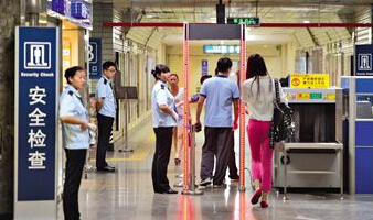 上海地铁部分车站增设进站安检门 重点排查违禁品