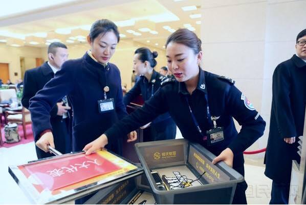 金属探测门厂家：首都机场安保公司安检员吕泽鑫为行业表率