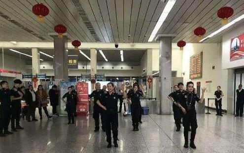 金属探测安检门厂家：乌机场安检总站落实优化管理！