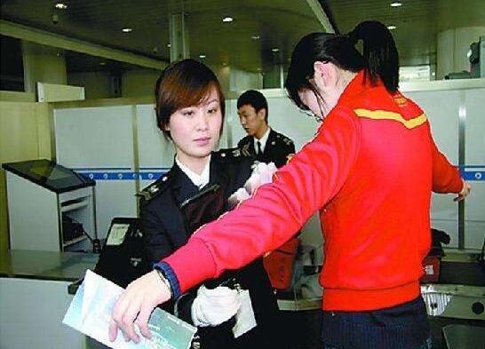 深圳安检门厂家：机场安检拦下安全锤！