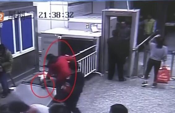 金属安检门品牌：过安检顺手牵羊还不认错女子被行拘5天