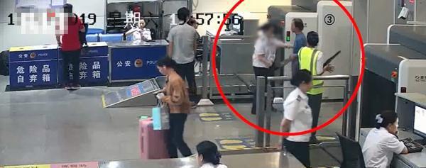 男子于火车站安检门通道猥亵女安检员[图]-1.jpg