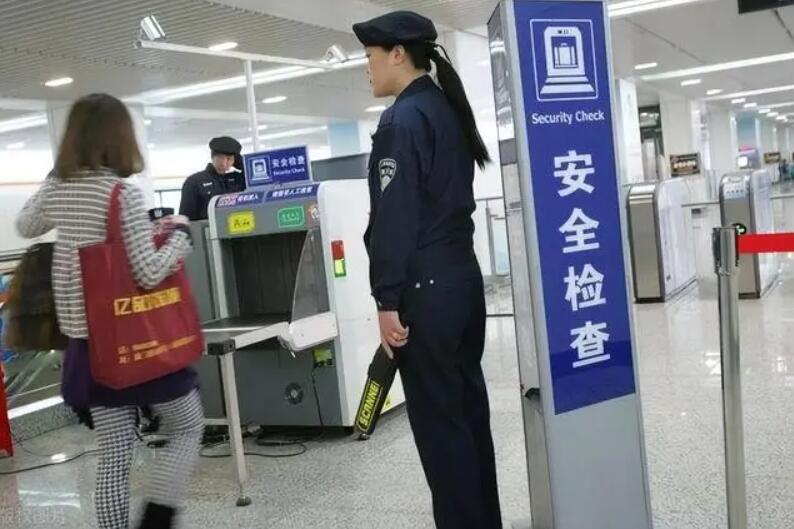 女性进入安检门通道时，安检员会感到尴尬吗？过安检的注意事项-1.jpg